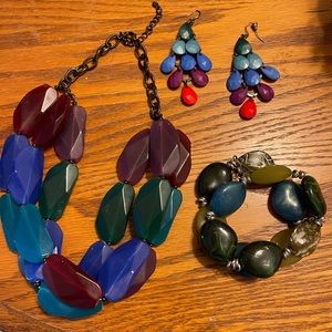 Set of necklace, earrings and bracelet.